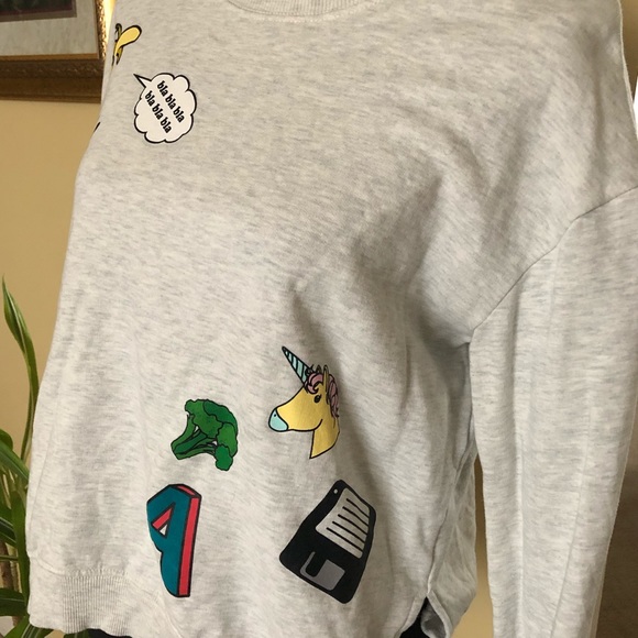 Super fun patched sweatshirt - Picture 3 of 3